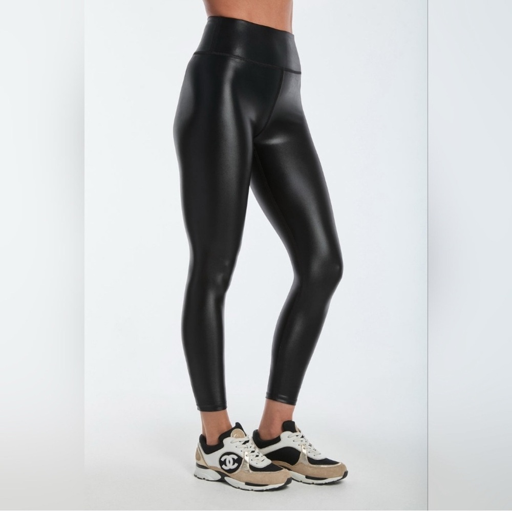 Noli yoga liquid glass Black High-Waisted Leggings. NWT
Size M